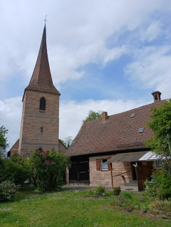 Mesnerhaus mit Blick auf die Allerheiligenkirche